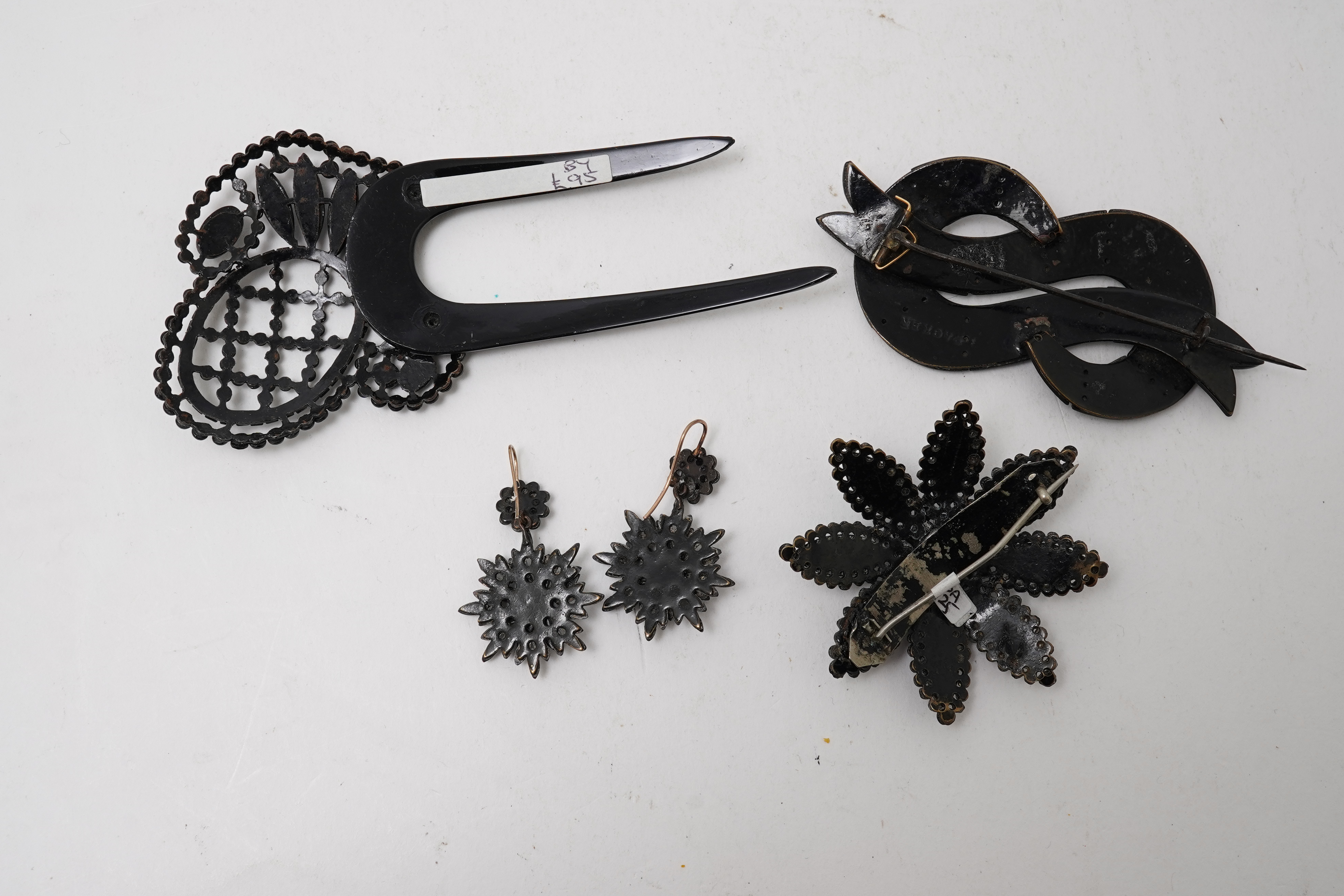 A group of simulant jet jewels, 19th century/early 20th century